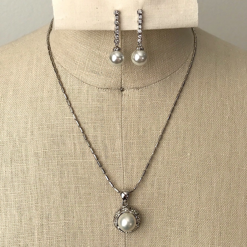 Matching set fashion necklace and earrings